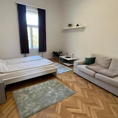 Tamas - Panoramas, Tagas Lakas A Toertenelmi Belvarosban Kilatassal A Viragorara Székesfehérvár