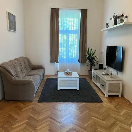 Lägenhet Tamas - Panoramas, Tagas Lakas A Toertenelmi Belvarosban Kilatassal A Viragorara Székesfehérvár