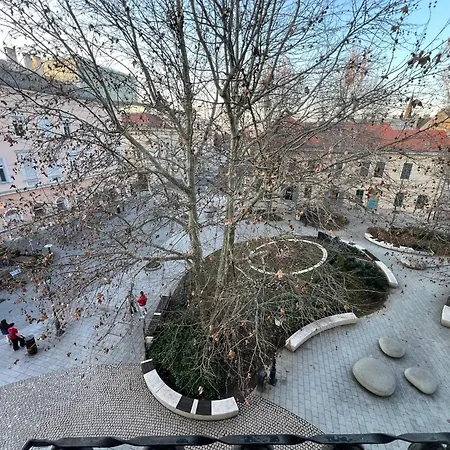 Tamas - Panoramas, Tagas Lakas A Toertenelmi Belvarosban Kilatassal A Viragorara Lägenhet *